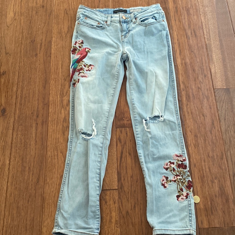Aeropostale boyfriend stretchy jeans with sewed in embellishments on the sides